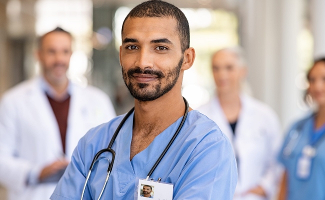 Técnico de enfermagem se aposenta com quantos anos​